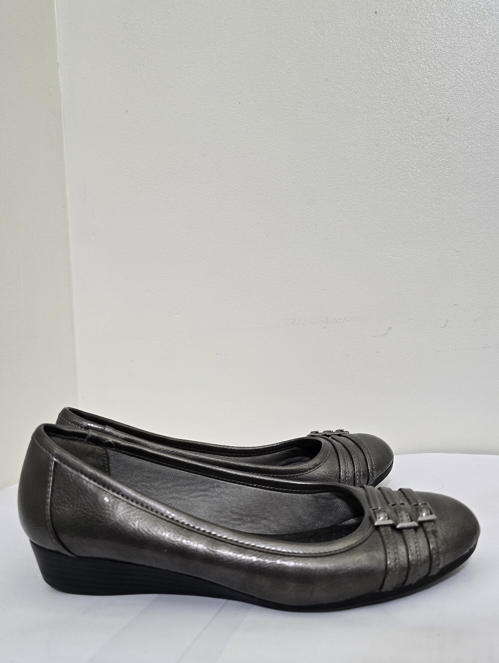 LIFESTRIDE soft system size 7.5 Patent Wedge Loafers Gray Support Cushioned